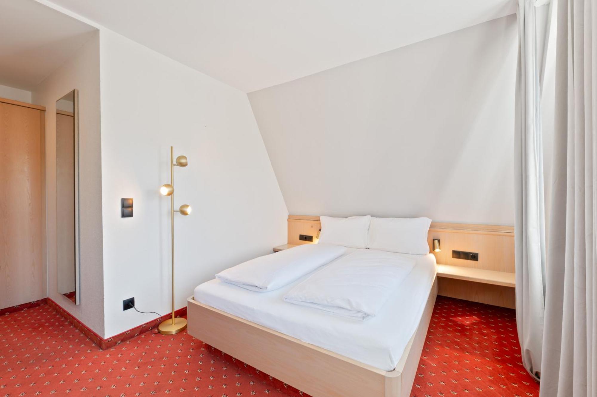 Steiners Hotel Airport-Messe Щутгарт Екстериор снимка