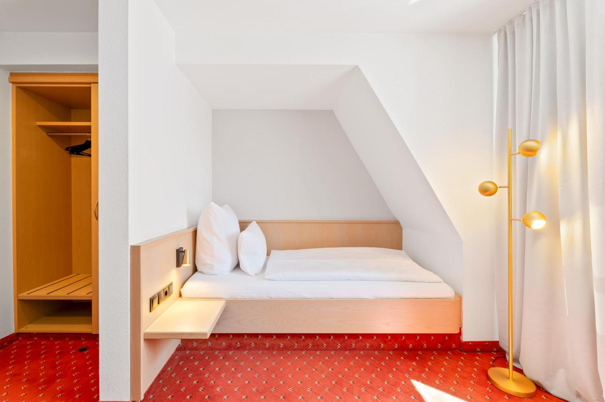 Steiners Hotel Airport-Messe Щутгарт Екстериор снимка